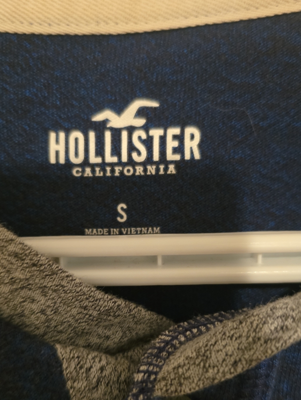 Hollister Men's Blue Two-Tone Long-Sleeve Henley - Picture 2 of 3